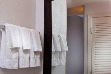 هتل Courtyard By Marriott New Orleans Metairie