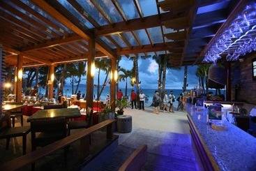 هتل Crown Regency Beach Resort