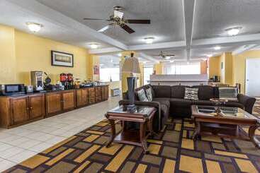 هتل Econo Lodge Byron