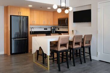 هتل Suites At Elara Las Vegas Center Strip No Resort Fees