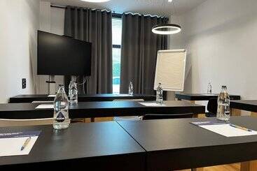 هتل Holiday Inn Express Bilbao Airport, An Ihg