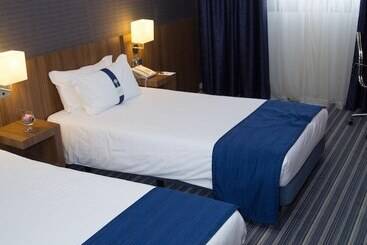 هتل Holiday Inn Express Bilbao Airport, An Ihg