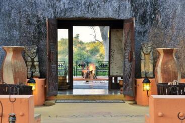 هتل Hoyo Hoyo Safari Lodge