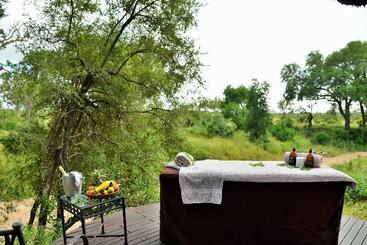 هتل Hoyo Hoyo Safari Lodge