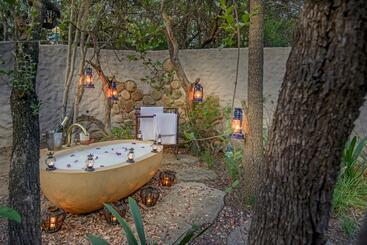 هتل Kuname River Lodge