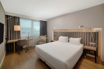 Otel NH Lyon Airport