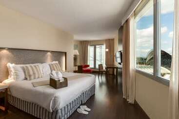 Otel NH Lyon Airport