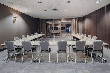 Otel NH Lyon Airport