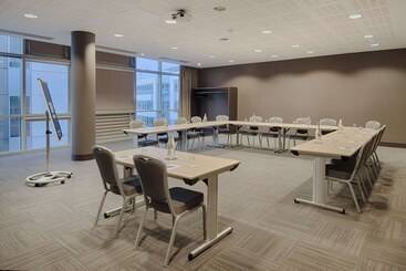 Otel NH Lyon Airport