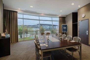 Otel NH Lyon Airport