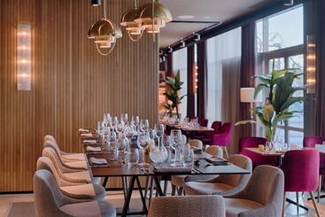 Otel NH Lyon Airport
