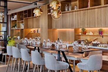 Otel NH Lyon Airport