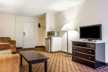 هتل Quality Inn & Suites Coliseum