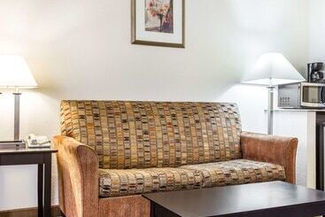 هتل Quality Inn & Suites Coliseum