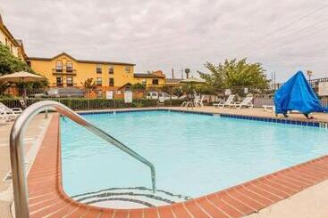هتل Quality Inn