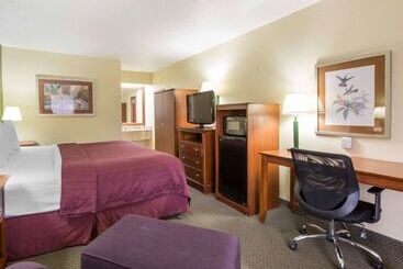 هتل Quality Inn Merchants Drive