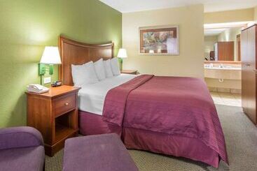 هتل Quality Inn Merchants Drive