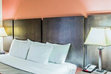 هتل Quality Inn Raleigh Downtown