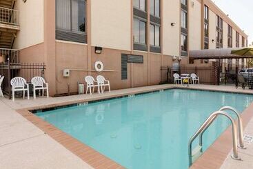 هتل Quality Inn