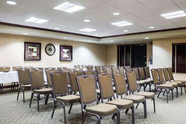 هتل Quality Inn & Suites Airport North