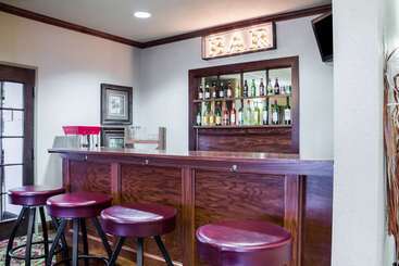 هتل Quality Inn & Suites Airport North