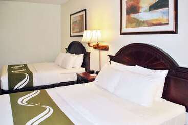 هتل Quality Inn & Suites Airport North