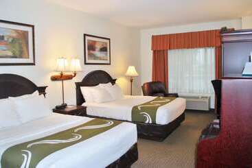 هتل Quality Inn & Suites Airport North