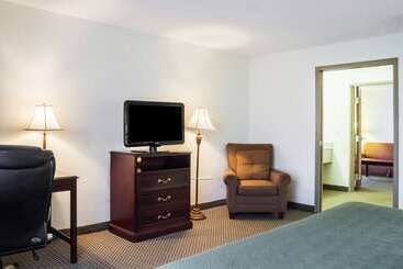 هتل Quality Inn & Suites Airport North