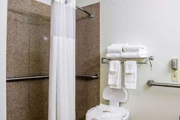 هتل Quality Inn & Suites Airport North