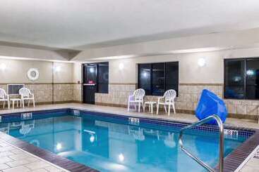 هتل Quality Inn & Suites Airport North