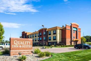 هتل Quality Inn & Suites Airport North