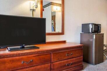 هتل Rodeway Inn & Suites Milwaukee Airport