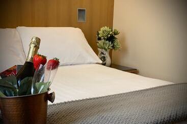 هتل Rooms At 1703