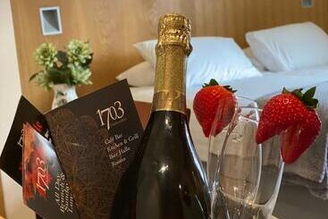 هتل Rooms At 1703