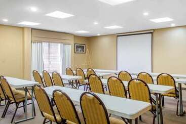 هتل Spark By Hilton Montgomery Eastchase