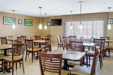 هتل Spark By Hilton Montgomery Eastchase