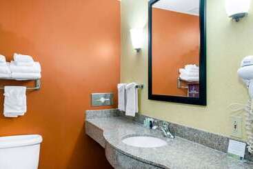 هتل Spark By Hilton Montgomery Eastchase