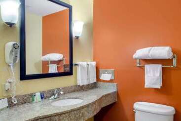 هتل Spark By Hilton Montgomery Eastchase