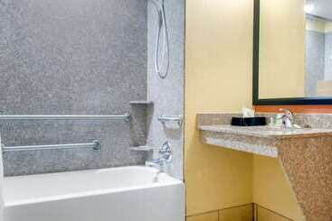 هتل Spark By Hilton Montgomery Eastchase