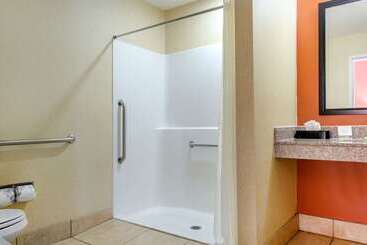 هتل Spark By Hilton Montgomery Eastchase