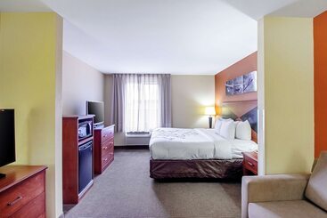 هتل Sleep Inn & Suites Madison   Monona