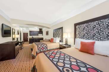 هتل Super 8 By Wyndham Hidalgo At La Plaza Mall & Mcallen Airport