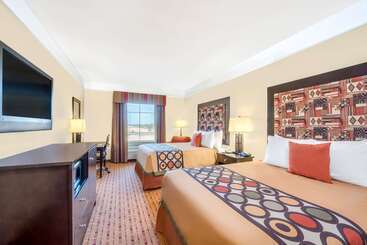 هتل Super 8 By Wyndham Hidalgo At La Plaza Mall & Mcallen Airport