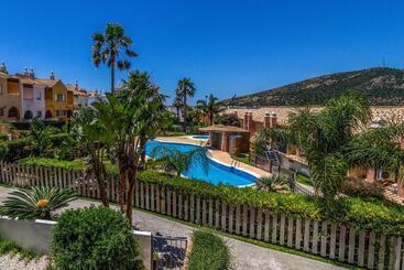 Zahara Sol Villas Y Apartamentos By Qhotels