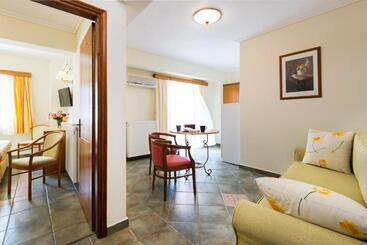 هتل Andreolas Luxury Suites