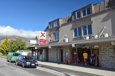 هتل Base Backpackers Wanaka  Hostel