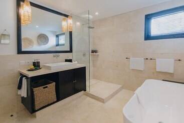 هتل Batu Karang Lembongan Resort & Spa