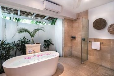 هتل Batu Karang Lembongan Resort & Spa