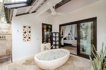 هتل Batu Karang Lembongan Resort & Spa