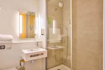 هتل B&B Hôtel Paris 17 Batignolles